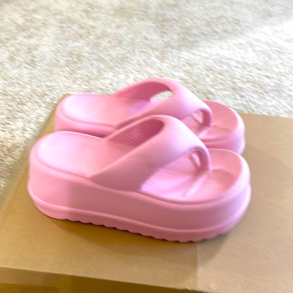 Women’s foam flatform flip flops.